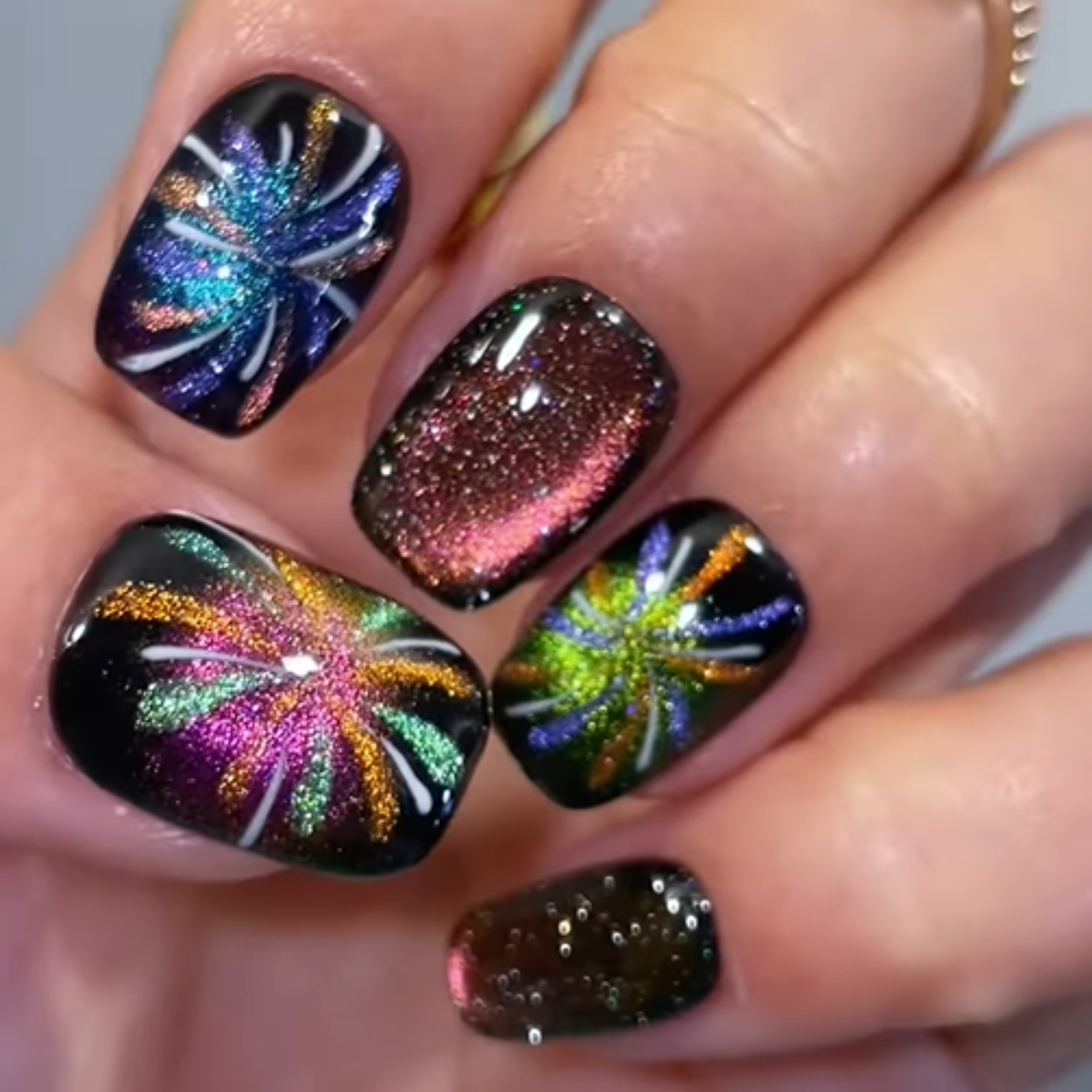 blooming-fireworks-press-on-nails-show