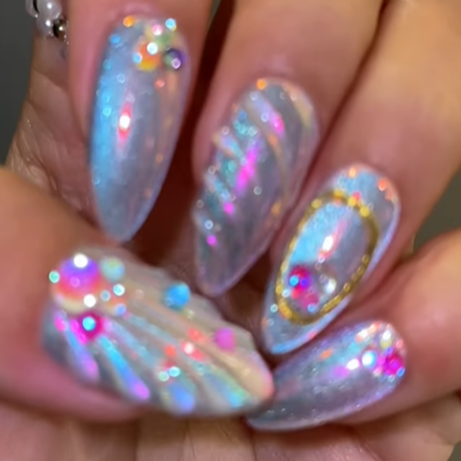 mermaid-shell-chrome-cat-eye-press-on-nails-show