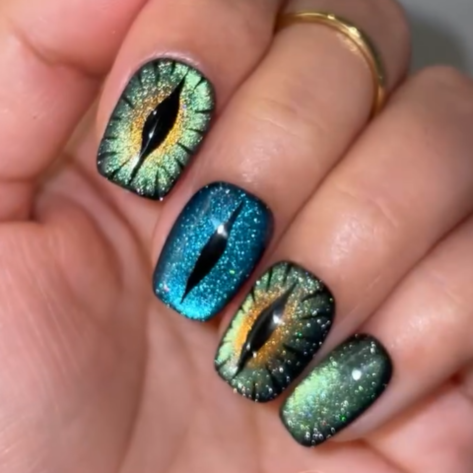 real-cat-eye-designed-press-on-nails-show